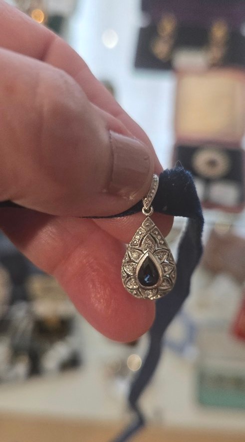 Pendentif Vintage en Or Blanc 18ct orné d'une Saphir et de 8 Diamants -photo-3