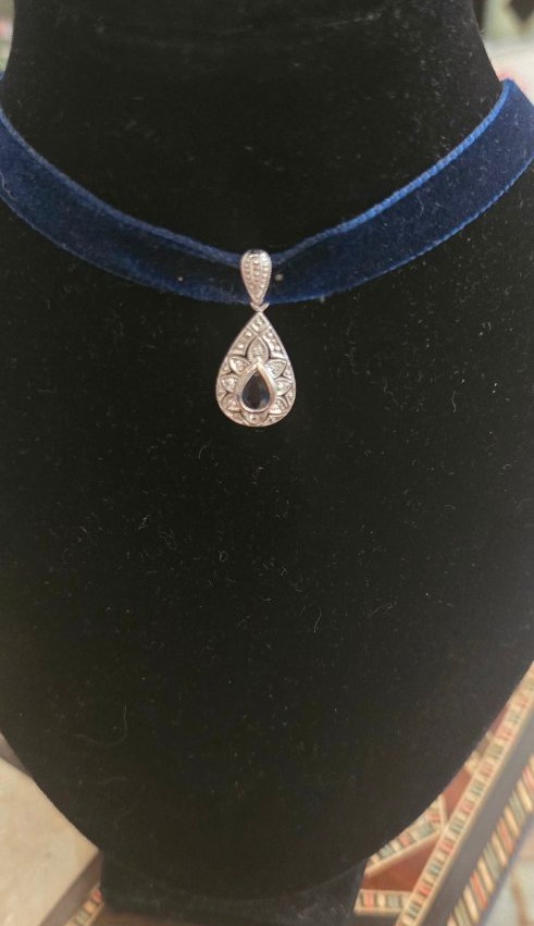 Pendentif Vintage en Or Blanc 18ct orné d'une Saphir et de 8 Diamants -photo-4