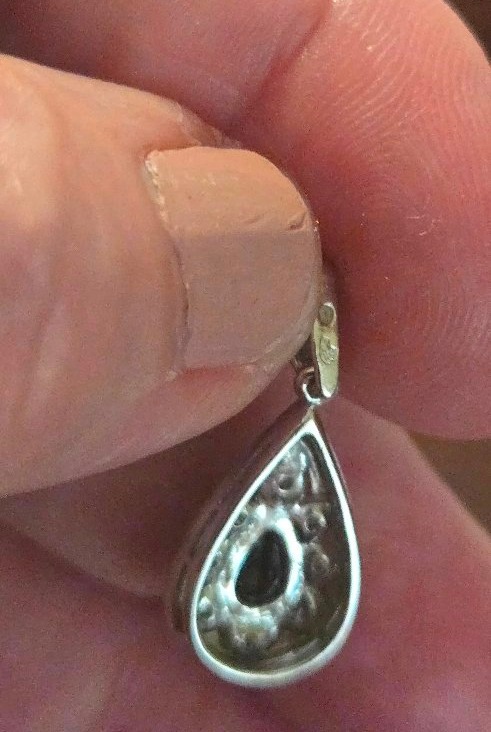Pendentif Vintage en Or Blanc 18ct orné d'une Saphir et de 8 Diamants -photo-3