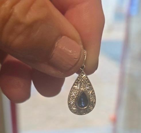 Pendentif Vintage en Or Blanc 18ct orné d'une Saphir et de 8 Diamants 