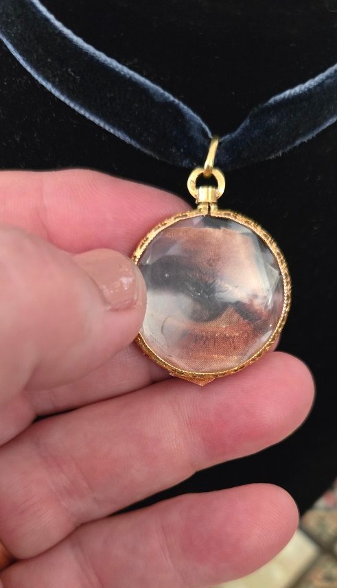 An Antique 18-karat Gold Photo Locket -photo-4