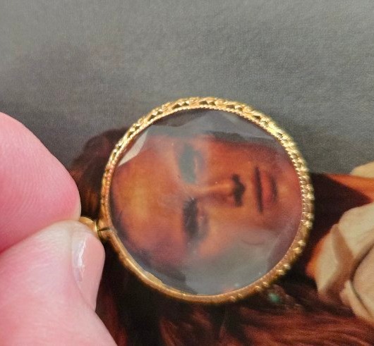 An Antique 18-karat Gold Photo Locket -photo-1