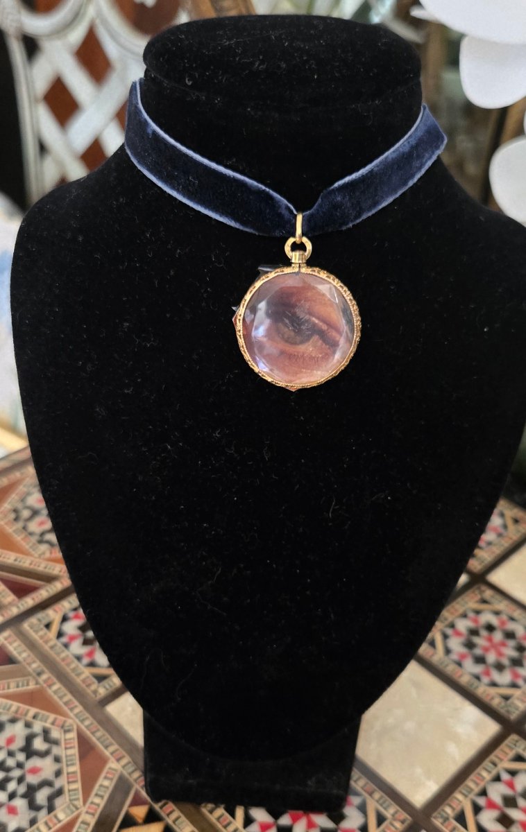 An Antique 18-karat Gold Photo Locket 