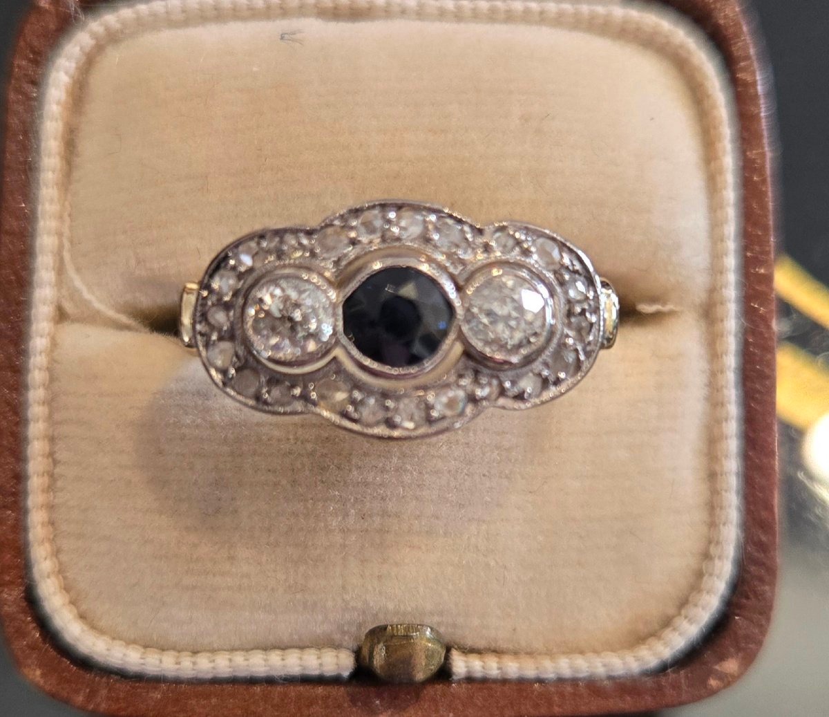 Art Déco- Bague ornée de Diamants et d'un Saphir -photo-3