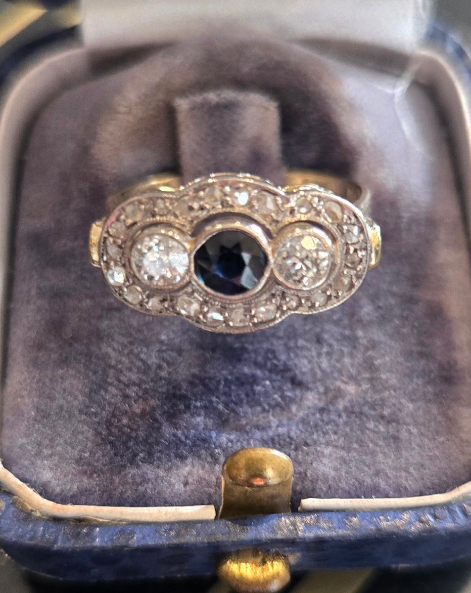 Art Déco- Bague ornée de Diamants et d'un Saphir 