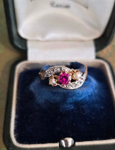 Art Nouveau Bague en Or 18ct ornée d'un Rubis centrale et entourée de Diamants -photo-6