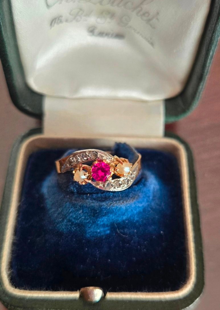 Art Nouveau Bague en Or 18ct ornée d'un Rubis centrale et entourée de Diamants 