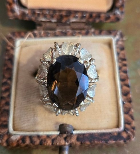 Une Bague Cocktail, sertie d'un grand Quartz Fumé en Or 14ct