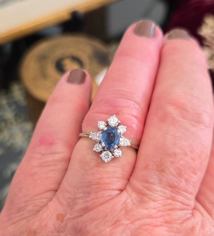 Vintage "daisy" Ring 18k White Gold With A Light Blue Sapphire And 8 Diamonds -photo-3