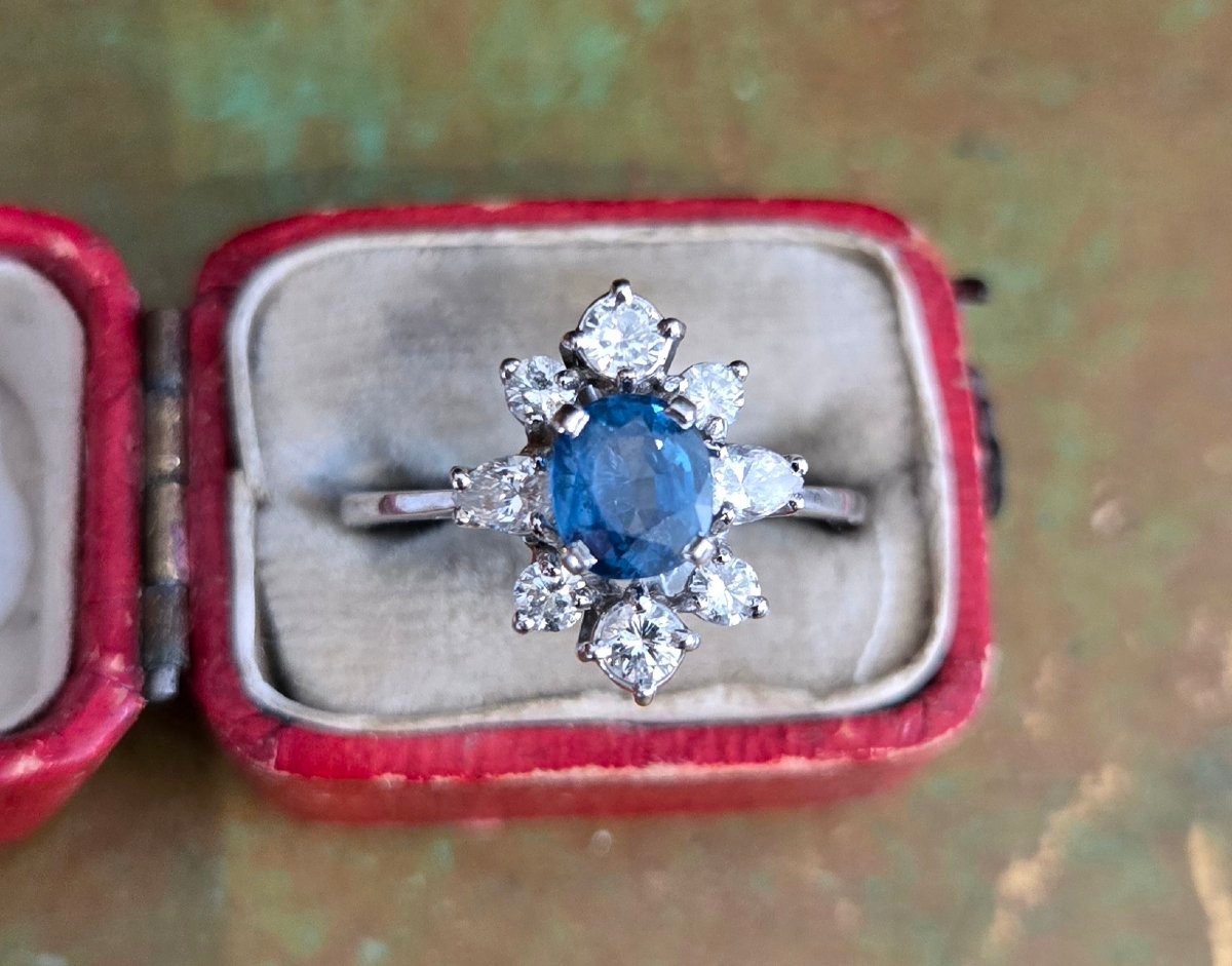 Vintage "daisy" Ring 18k White Gold With A Light Blue Sapphire And 8 Diamonds -photo-4