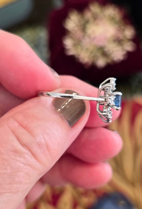 Vintage "daisy" Ring 18k White Gold With A Light Blue Sapphire And 8 Diamonds -photo-1
