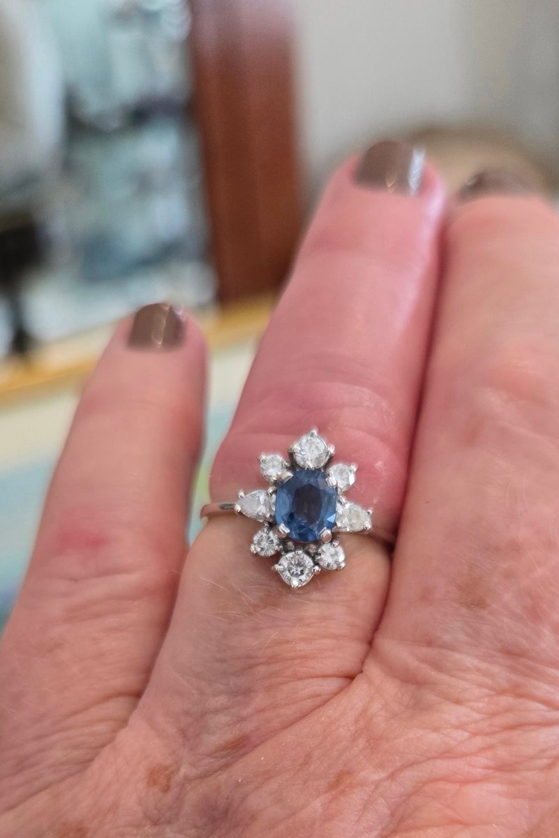Vintage "daisy" Ring 18k White Gold With A Light Blue Sapphire And 8 Diamonds -photo-3