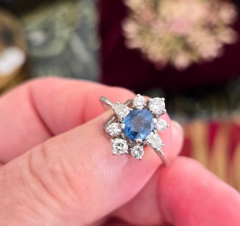 Vintage "daisy" Ring 18k White Gold With A Light Blue Sapphire And 8 Diamonds -photo-4