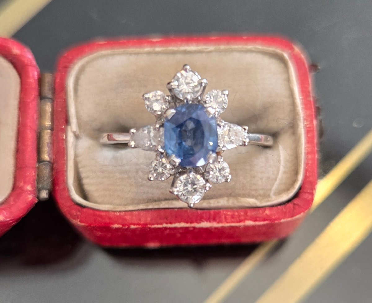 Vintage "daisy" Ring 18k White Gold With A Light Blue Sapphire And 8 Diamonds 