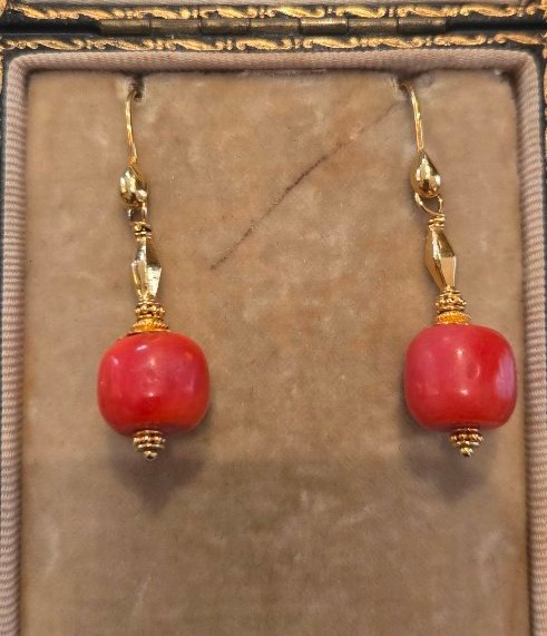 Paire de Boucles d'oreilles anciennes en Or 18ct et Corail