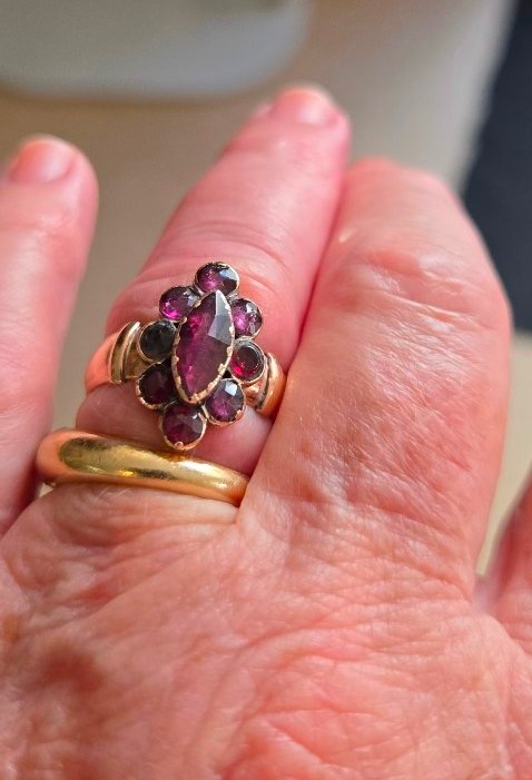 Bague Napoléon 111 l en Or 18ct et est ornée de Grenats de Perpignan, Poids 6.14g-photo-3