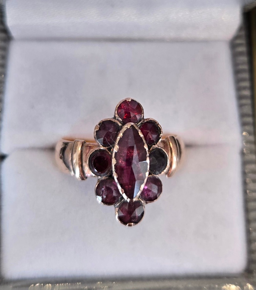Bague Napoléon 111 l en Or 18ct et est ornée de Grenats de Perpignan, Poids 6.14g-photo-1