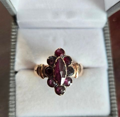 Bague Napoléon 111 l en Or 18ct et est ornée de Grenats de Perpignan, Poids 6.14g-photo-3