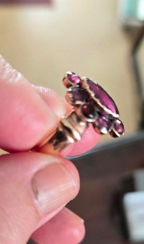 Bague Napoléon 111 l en Or 18ct et est ornée de Grenats de Perpignan, Poids 6.14g-photo-4