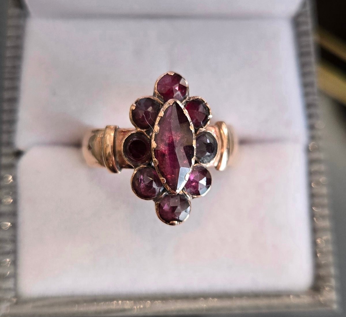 Bague Napoléon 111 l en Or 18ct et est ornée de Grenats de Perpignan, Poids 6.14g