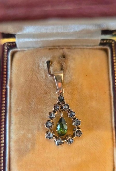 Antique 18ct Gold Pendant, Set With A Peridot And Diamonds -photo-2