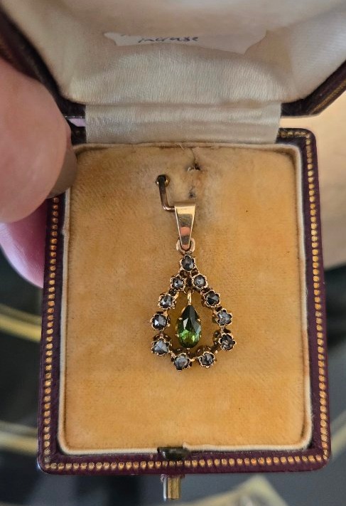 Antique 18ct Gold Pendant, Set With A Peridot And Diamonds -photo-3