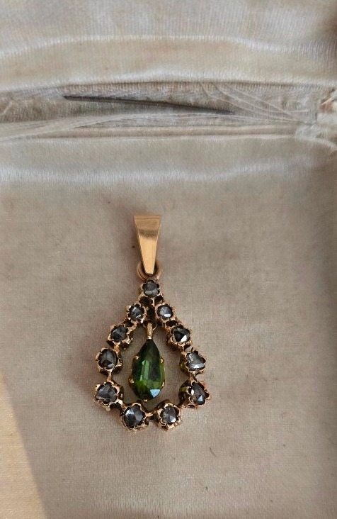 Antique 18ct Gold Pendant, Set With A Peridot And Diamonds -photo-1