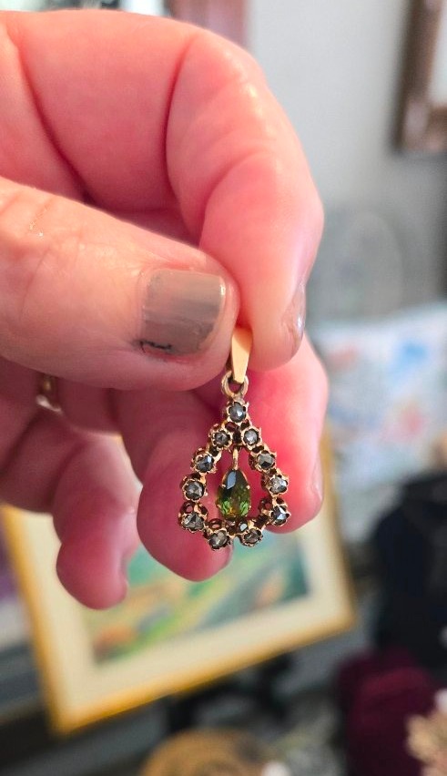 Antique 18ct Gold Pendant, Set With A Peridot And Diamonds -photo-3