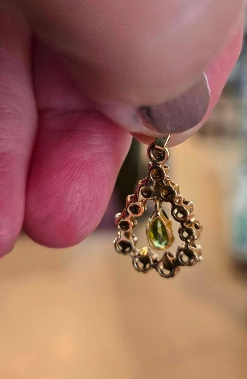 Antique 18ct Gold Pendant, Set With A Peridot And Diamonds -photo-4
