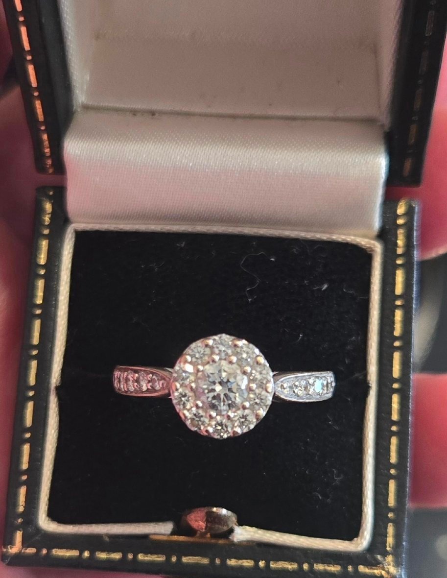 Bague "Marguerite " Vintage en Or blanc 18ct, sertie de Diamants (0.76ct) -photo-4