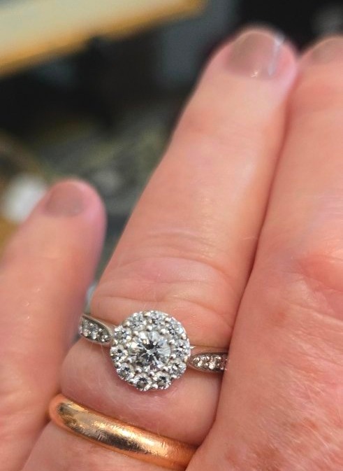 Bague "Marguerite " Vintage en Or blanc 18ct, sertie de Diamants (0.76ct) -photo-2