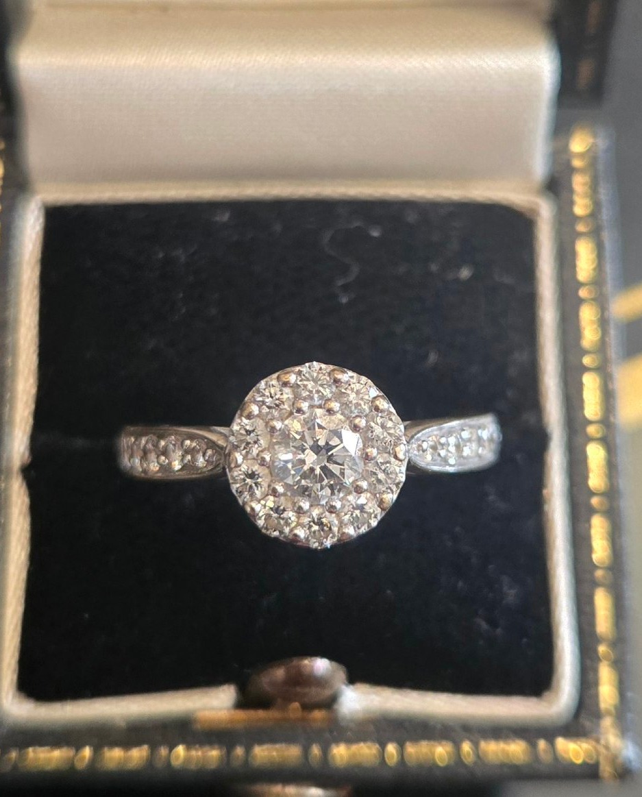 Bague "Marguerite " Vintage en Or blanc 18ct, sertie de Diamants (0.76ct) 