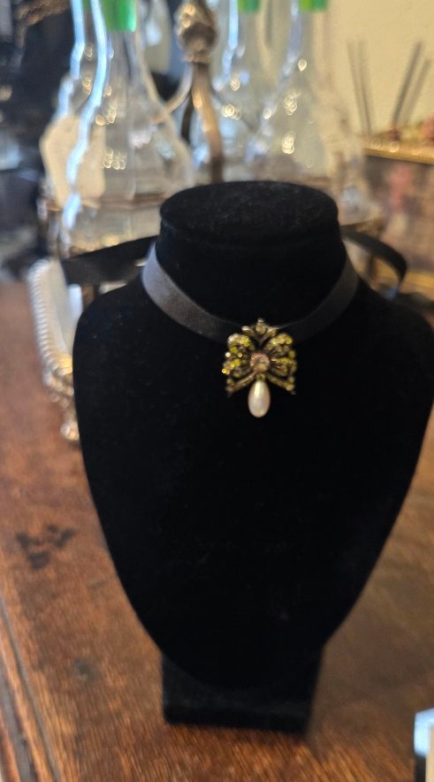 Chrysoberyl—antique Chrysoberyl And Natural Pearl Pendant Set In Silver -photo-2