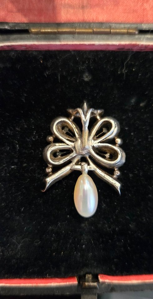 Chrysoberyl—antique Chrysoberyl And Natural Pearl Pendant Set In Silver -photo-4