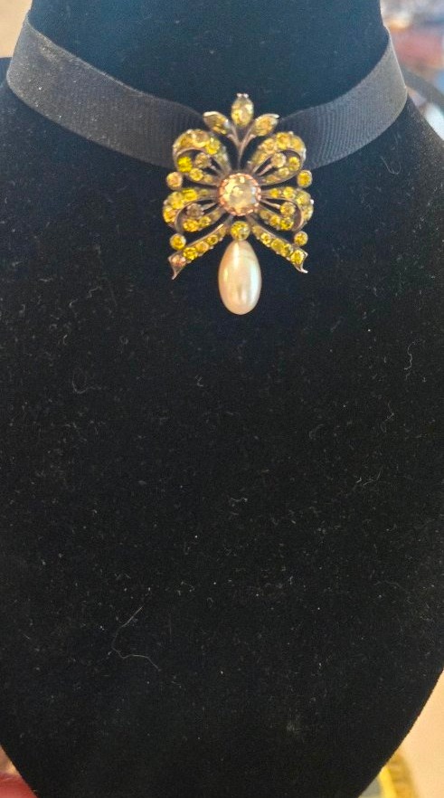 Chrysoberyl—antique Chrysoberyl And Natural Pearl Pendant Set In Silver -photo-2