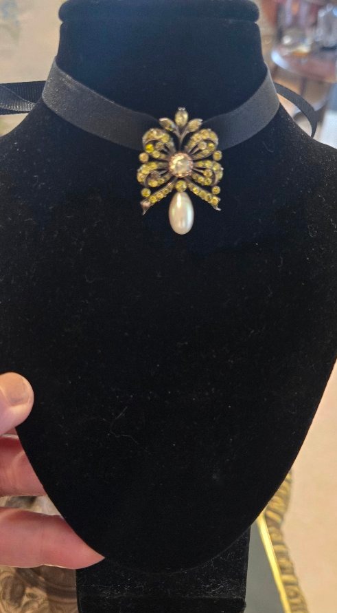 Chrysoberyl—antique Chrysoberyl And Natural Pearl Pendant Set In Silver -photo-4
