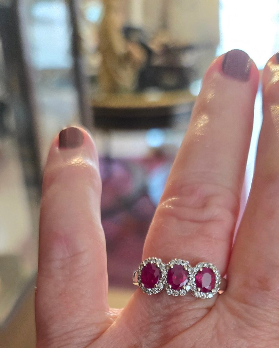 Vintage Ring, 14-karat White Gold, Set With Three Rubies And Diamonds -photo-2
