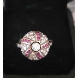 Art Déco Bague Bombée serti Des Rubis et Diamants 