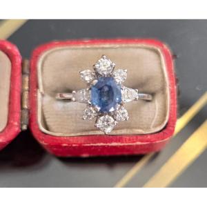 Vintage "daisy" Ring 18k White Gold With A Light Blue Sapphire And 8 Diamonds 