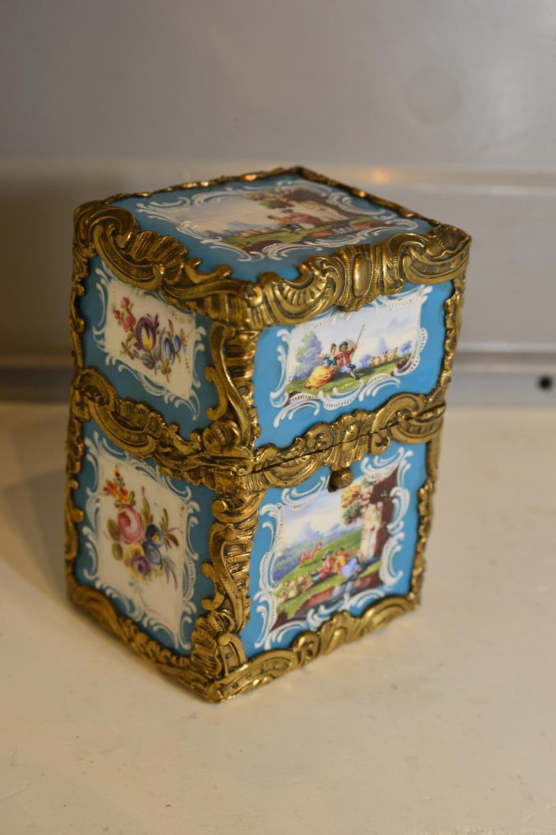 Encrier de voyage XIXe en bronze et porcelaine peinte 