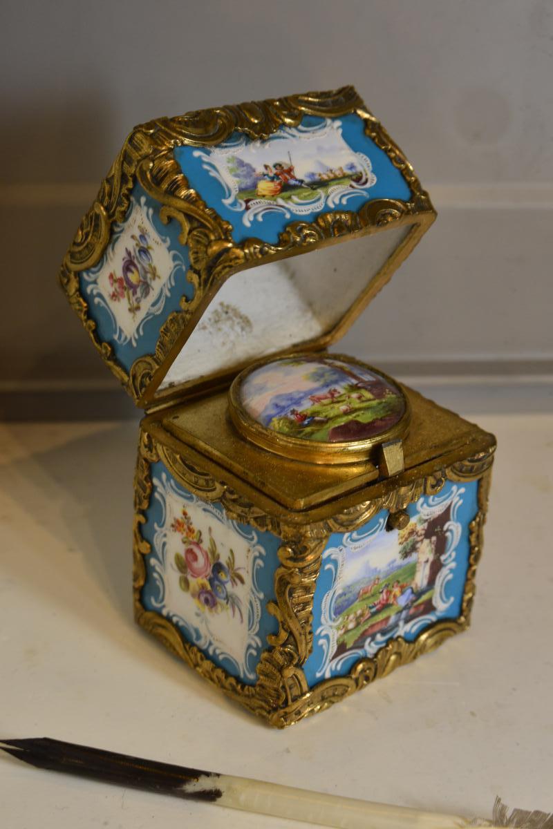 Encrier de voyage XIXe en bronze et porcelaine peinte -photo-2
