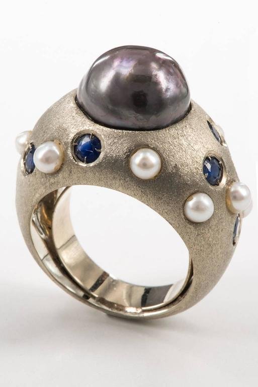Bague Avec Perle Noire Sur Or Blanc Brossé Avec Saphirs Et Petites Perles-photo-1
