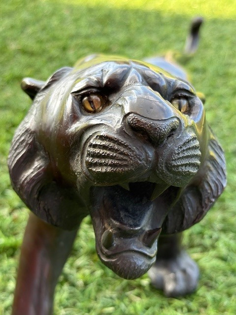 Tigre rugissant en bronze aux yeux en verre par TSUNEMITSU, Japon, période Meiji (1868-1912)-photo-2