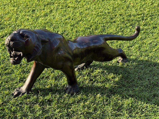 Tigre rugissant en bronze aux yeux en verre par TSUNEMITSU, Japon, période Meiji (1868-1912)