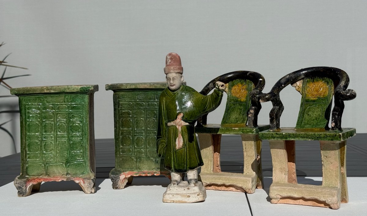 Chine, dynastie Ming (1368 - 1644) - Ensemble en terre cuite glaçurée polychrome
