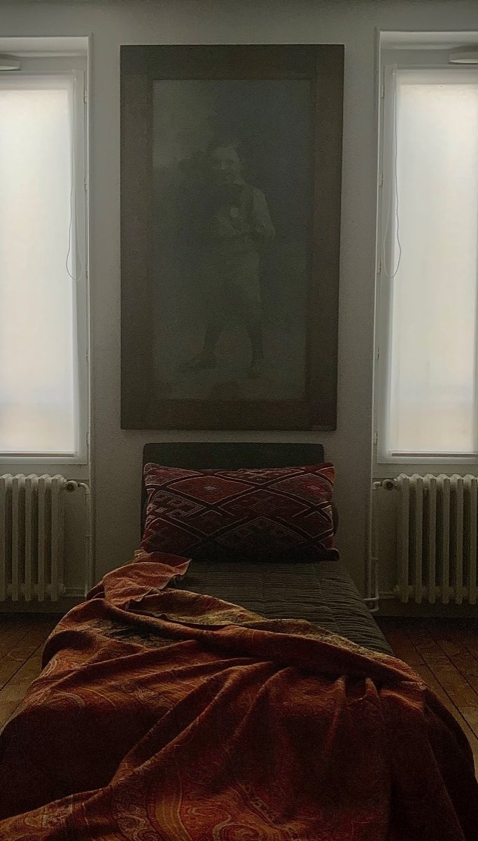 Très grand Portrait D’un Jeune Garçon En Pied.-photo-2
