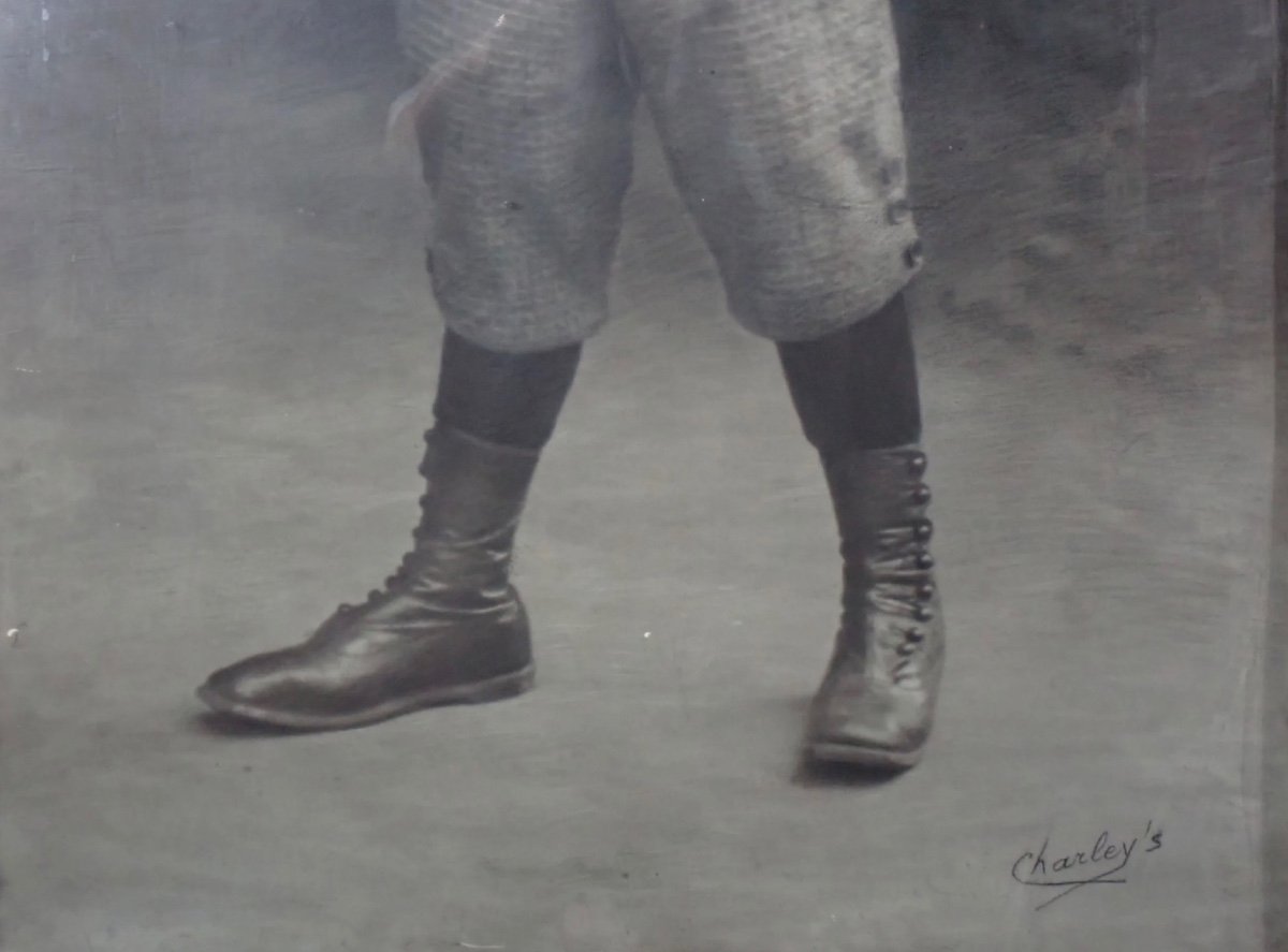 Très grand Portrait D’un Jeune Garçon En Pied.-photo-1
