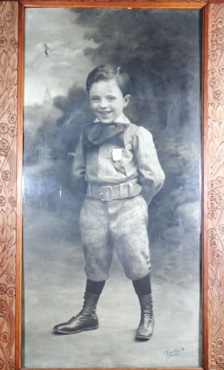 Très grand Portrait D’un Jeune Garçon En Pied.