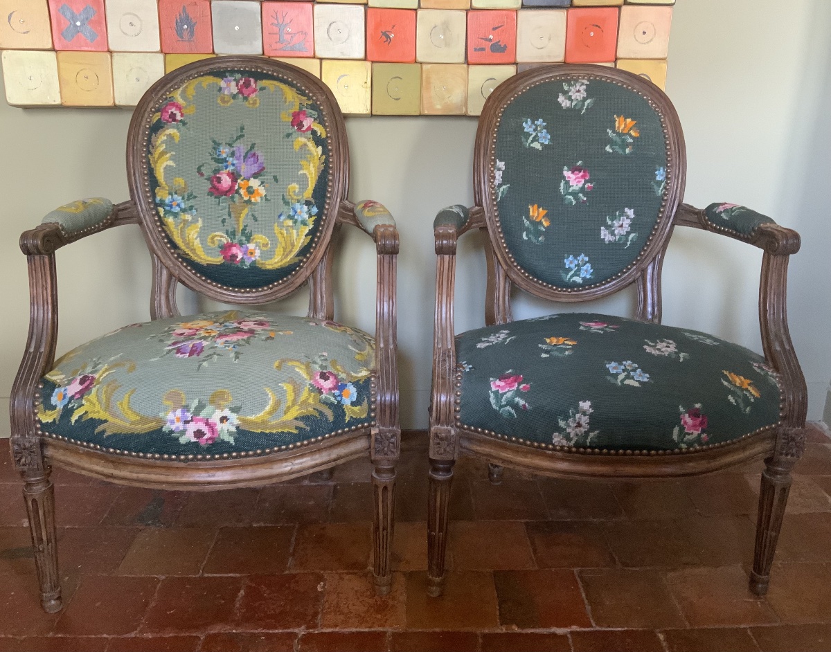 18th Century: Pair Of Medallion Armchairs