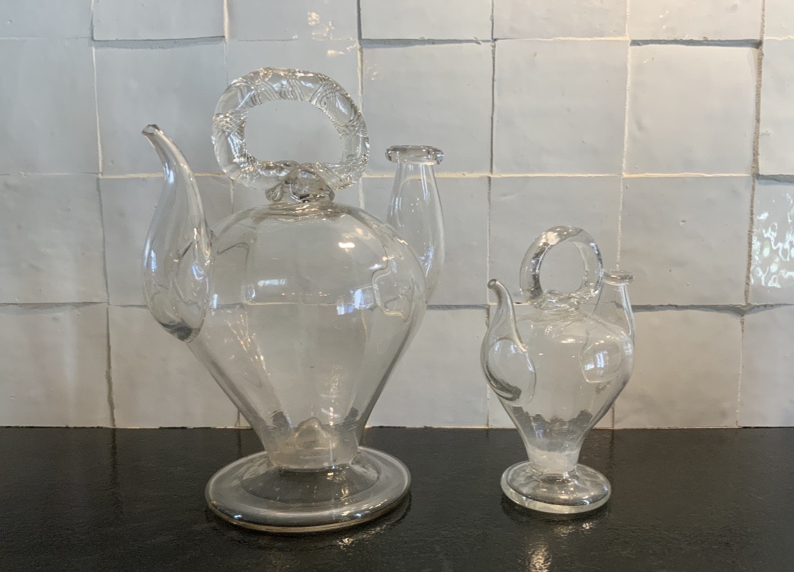 XVIIIEME : une paire de chevrette en verre soufflé 